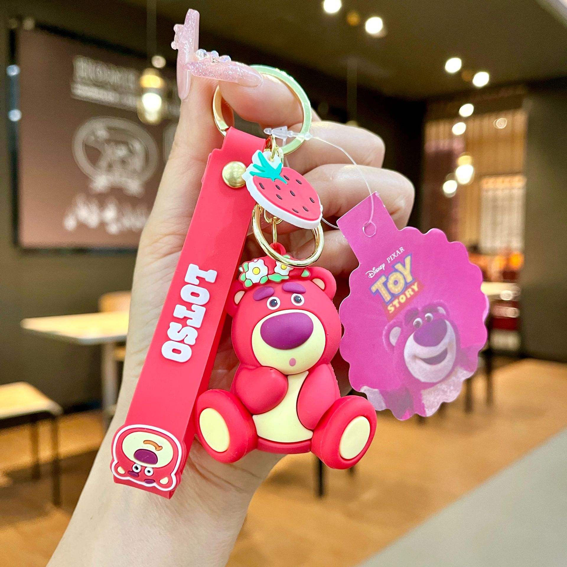 Modèle étiqueté couronne d'ours aux fraises