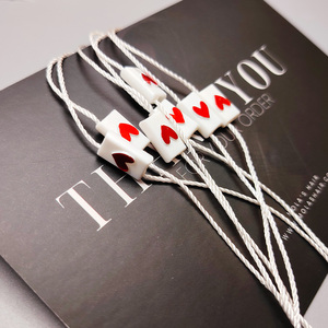 Fabricante de etiquetas colgantes de plástico en relieve personalizado con diseño de patrón de corazón de bloqueo de bucle de cuerda para prendas, bolsos, zapatos con logotipo de marca - Product Image 1