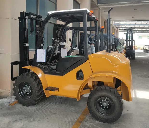 Mesin diesel Jepang 3.5ton 4WD semua medan luar jalan forklift medan berat dengan kabin tertutup penuh