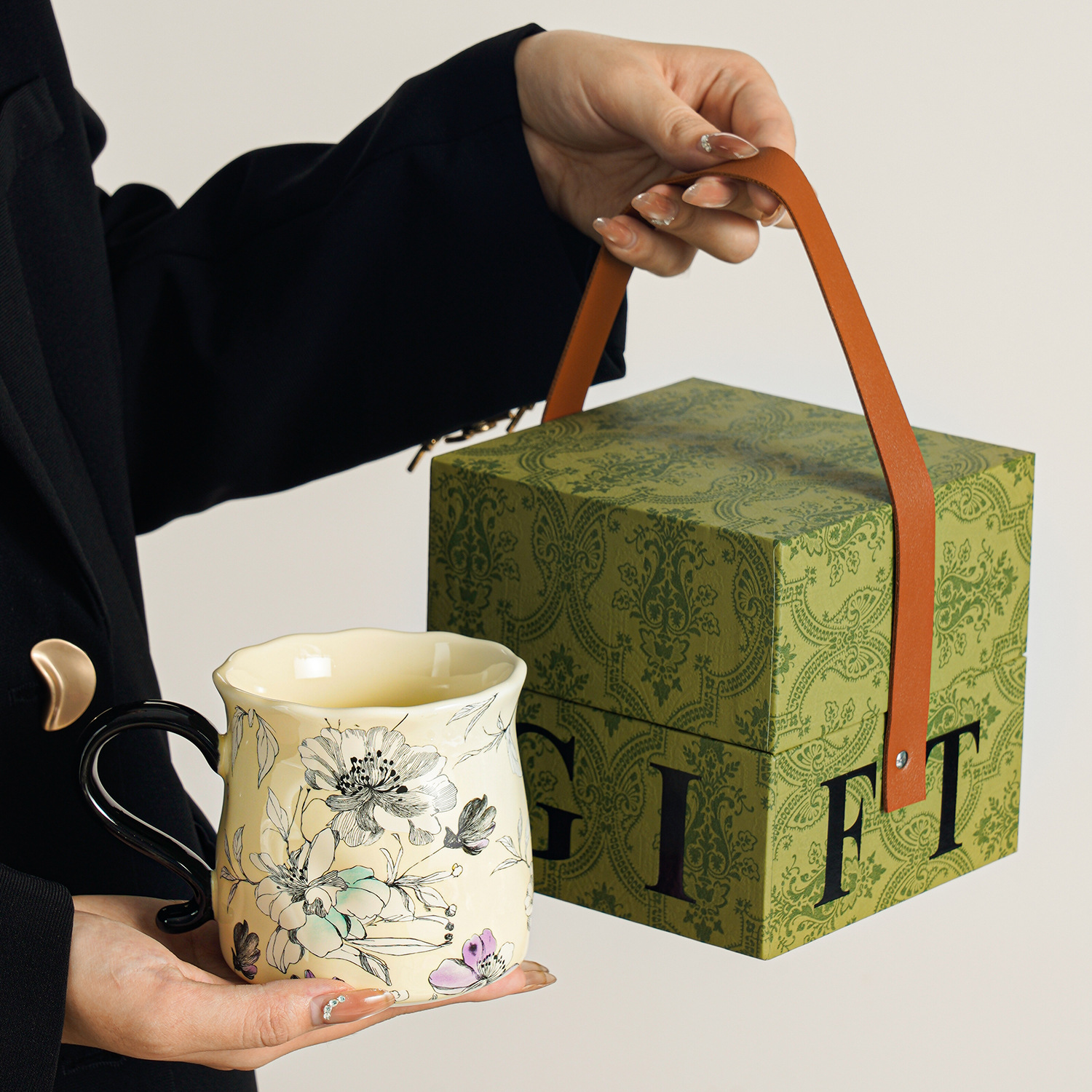 Cajas de regalo verde de lujo ligero con borde floral de rima púrpura.