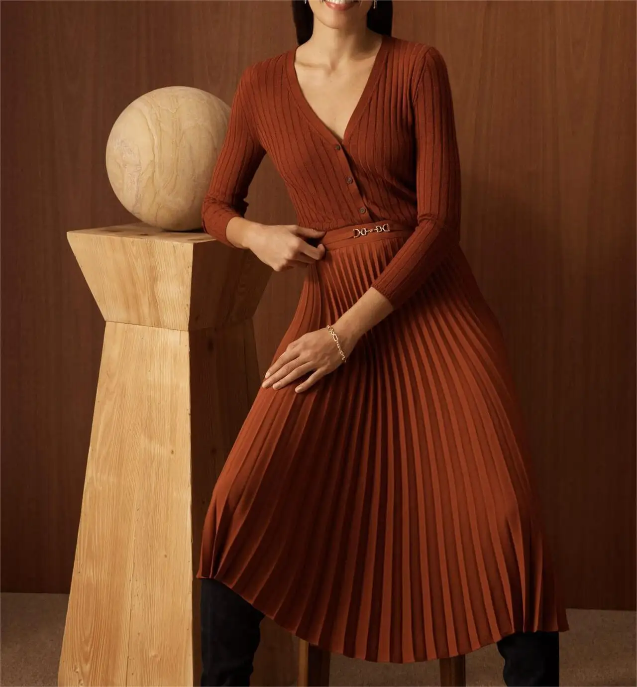 2024 Fabricante de Roupas Personalizado Cardigan Fino Plissado Midi Vestido Set Mulheres Cardigan Malha Marrom Plissado Maxi Saia Set Outfit