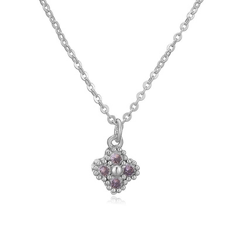 Collier trèfle à quatre feuilles en or blanc et diamants violets