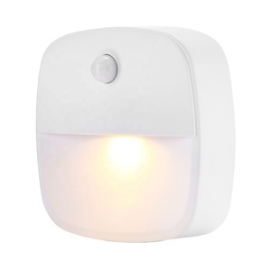 LEDモーションセンサーナイトライト、夕暮れから夜明けまでのモーションセンサー付きミニウォームホワイトLEDナイトライト、寝室用の調整可能な明るさ - Product Image 1