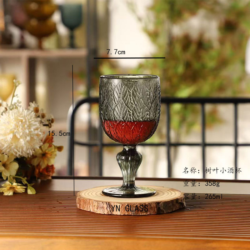 Copa de vino pequeña, color gris humo con diseño de hoja.