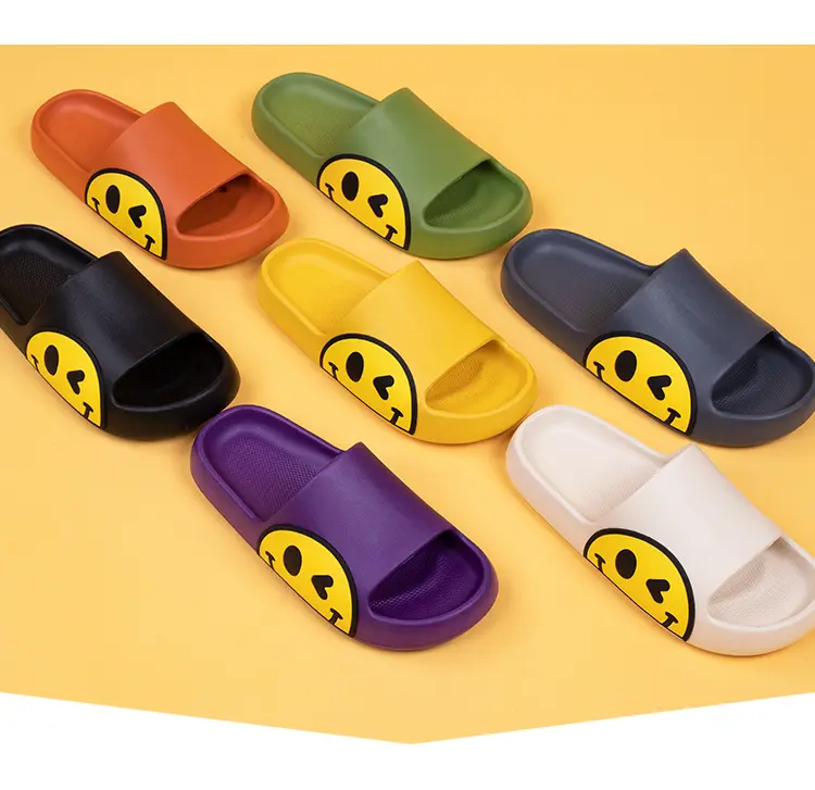 OEM Custom New Designs PVC EVA Praia Verão Slides Sandálias Indoor Smiley Face Moda Casa Slides Chinelos para Homens Mulheres Senhora