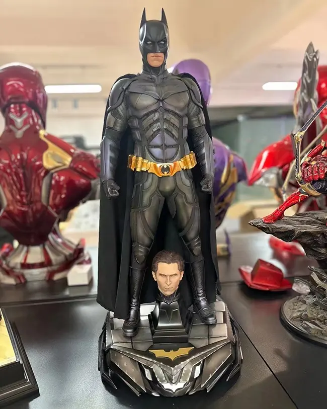 Estatua de Batman de tamaño real, escultura de figura DC personalizada, Material de resina Artificial para decoración del hogar