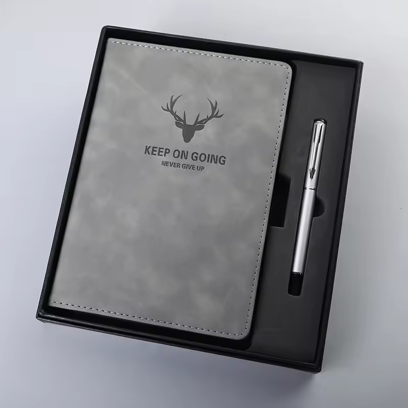 Cuaderno negro con bolígrafo.