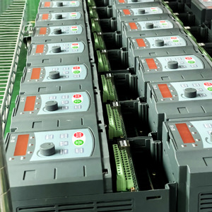MPPT <strong>Function</strong> Motor Converter <strong>Variable</strong> <strong>Speed</strong> <strong>Drive</strong> Solar Pump Cabinet Panel VFD 4KW