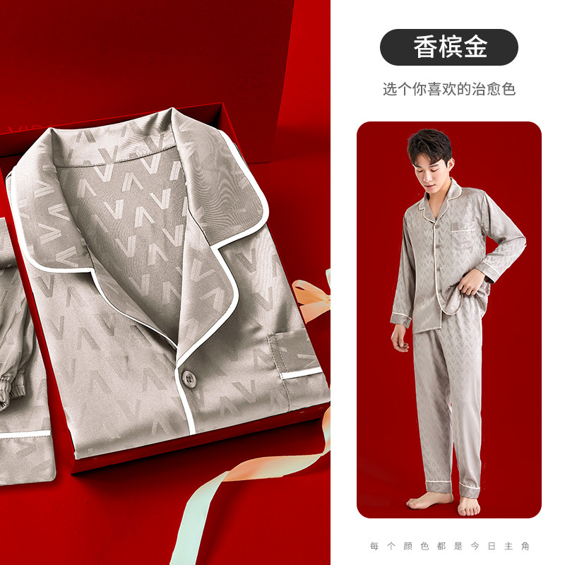 Ensemble haut à manches longues et pantalon gris en jacquard à petits losanges.