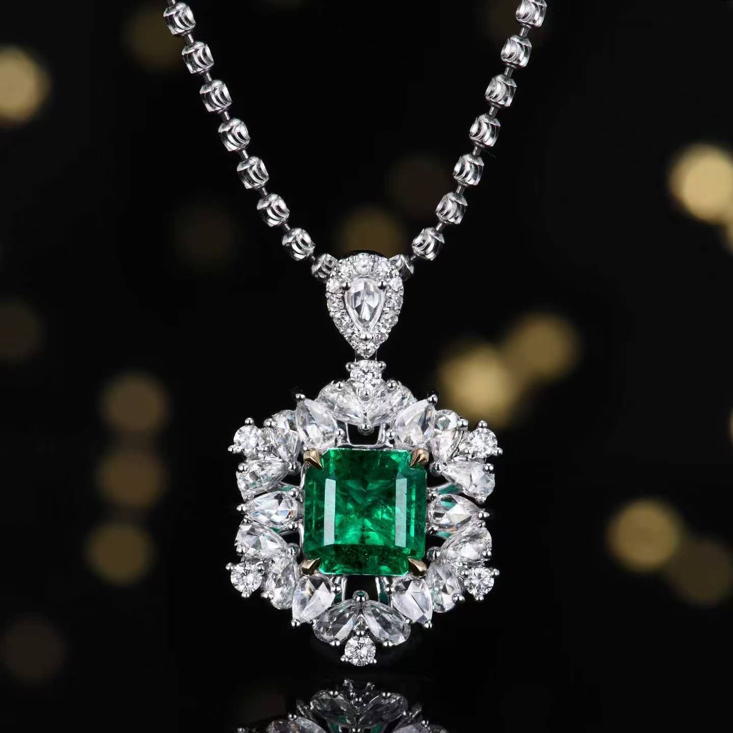Pendentif en or massif 18 carats Émeraude naturelle