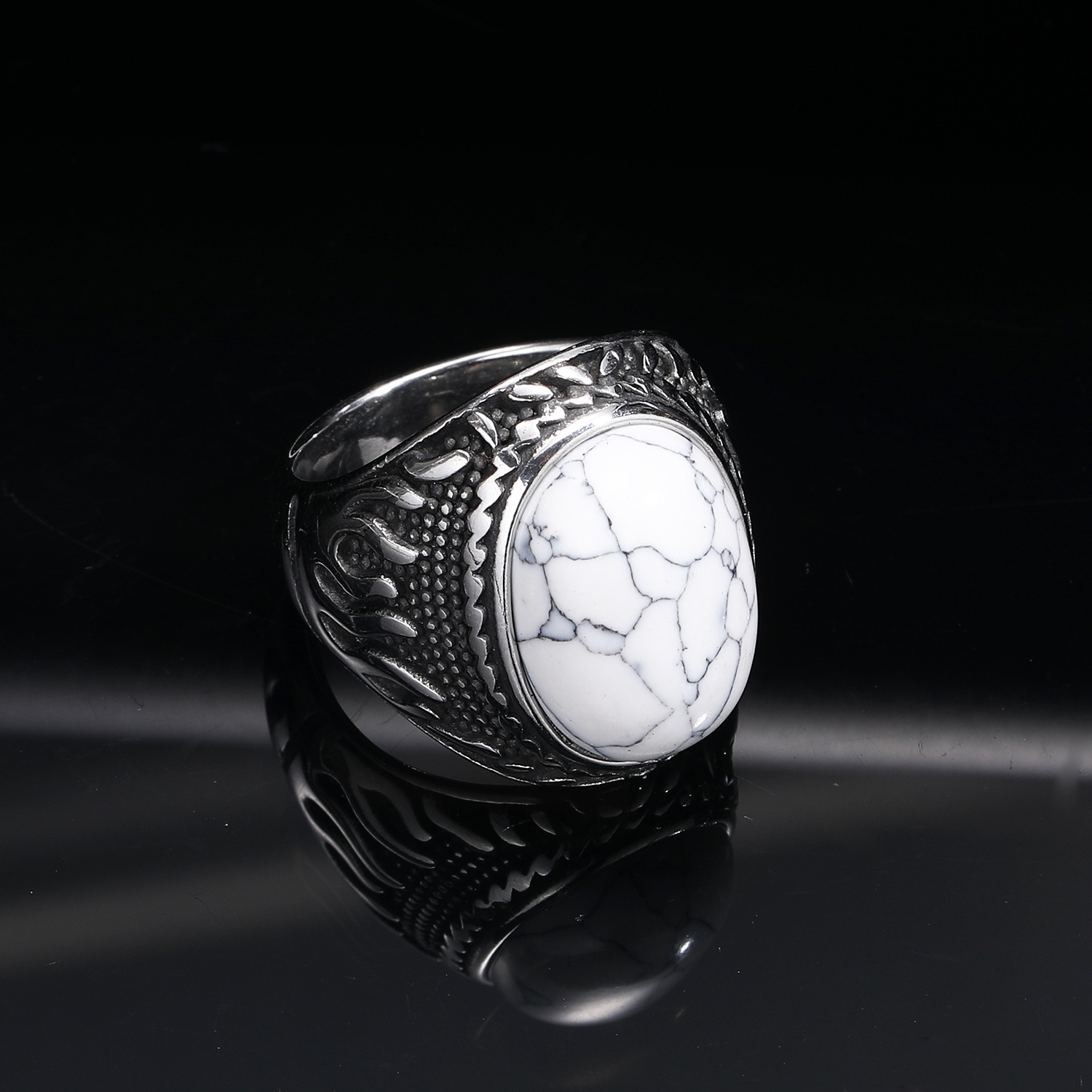 Bague argentée avec turquoise blanche