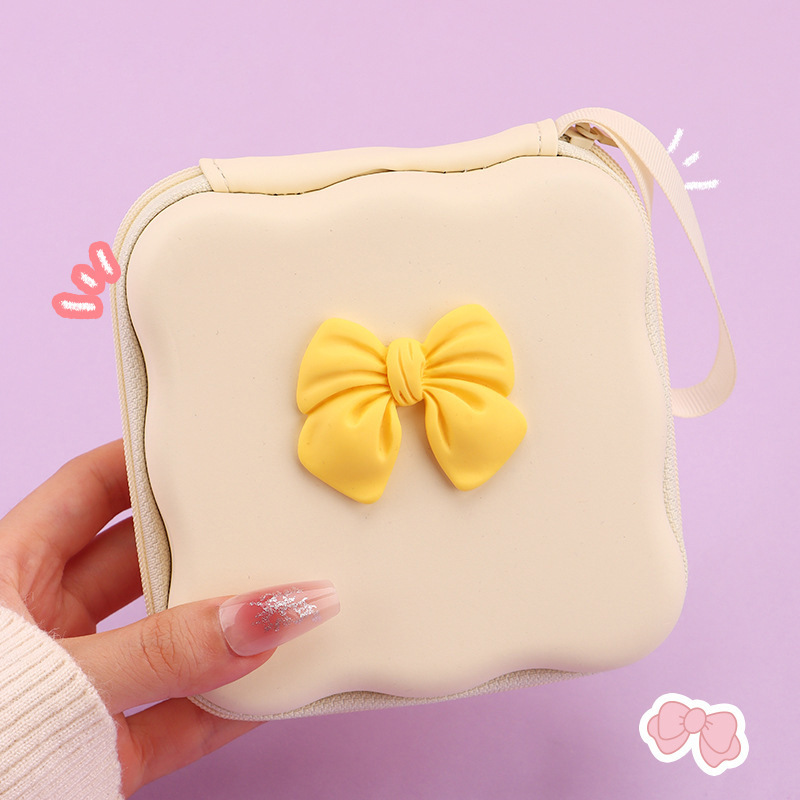 Bolsa de almacenamiento con lazo amarillo.