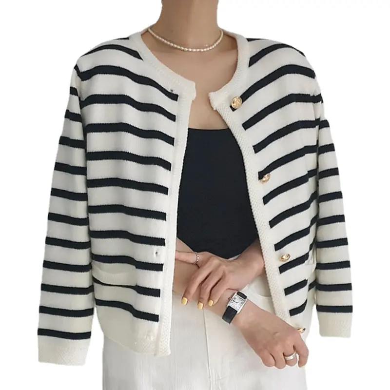 Оптовая продажа 2023 осенний винтажный черно-белый полосатый вязаный кардиган свободный короткий стиль маленький ароматный женский свитер