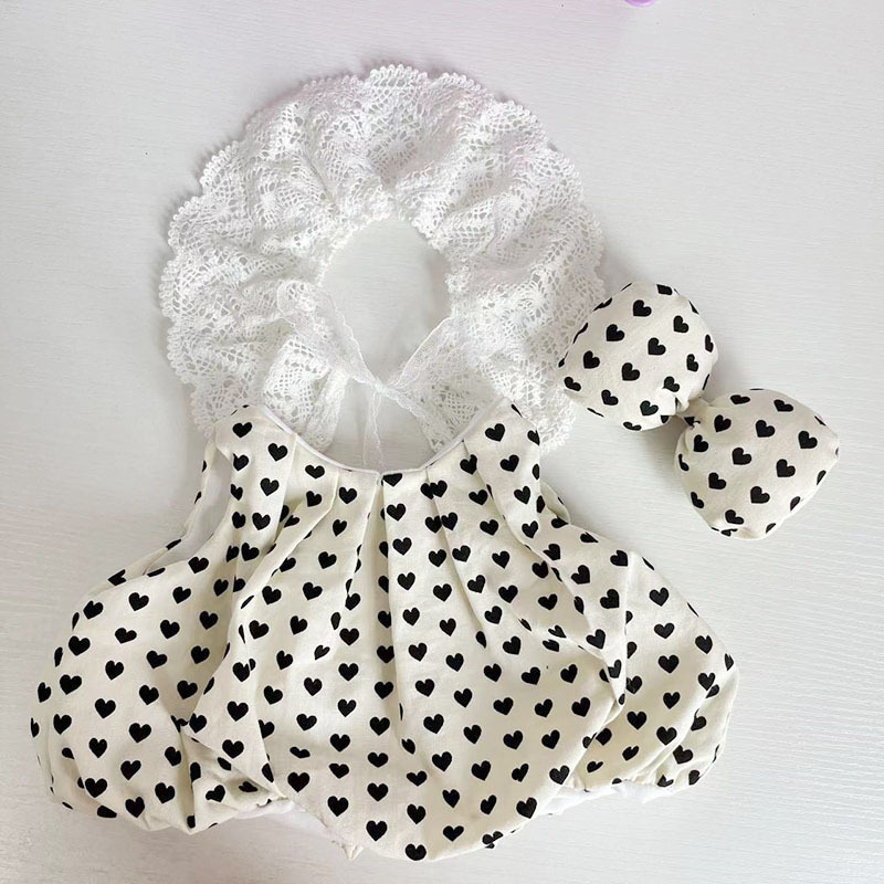 Ensemble jupe et haut à motif de cœurs noirs et blancs.
