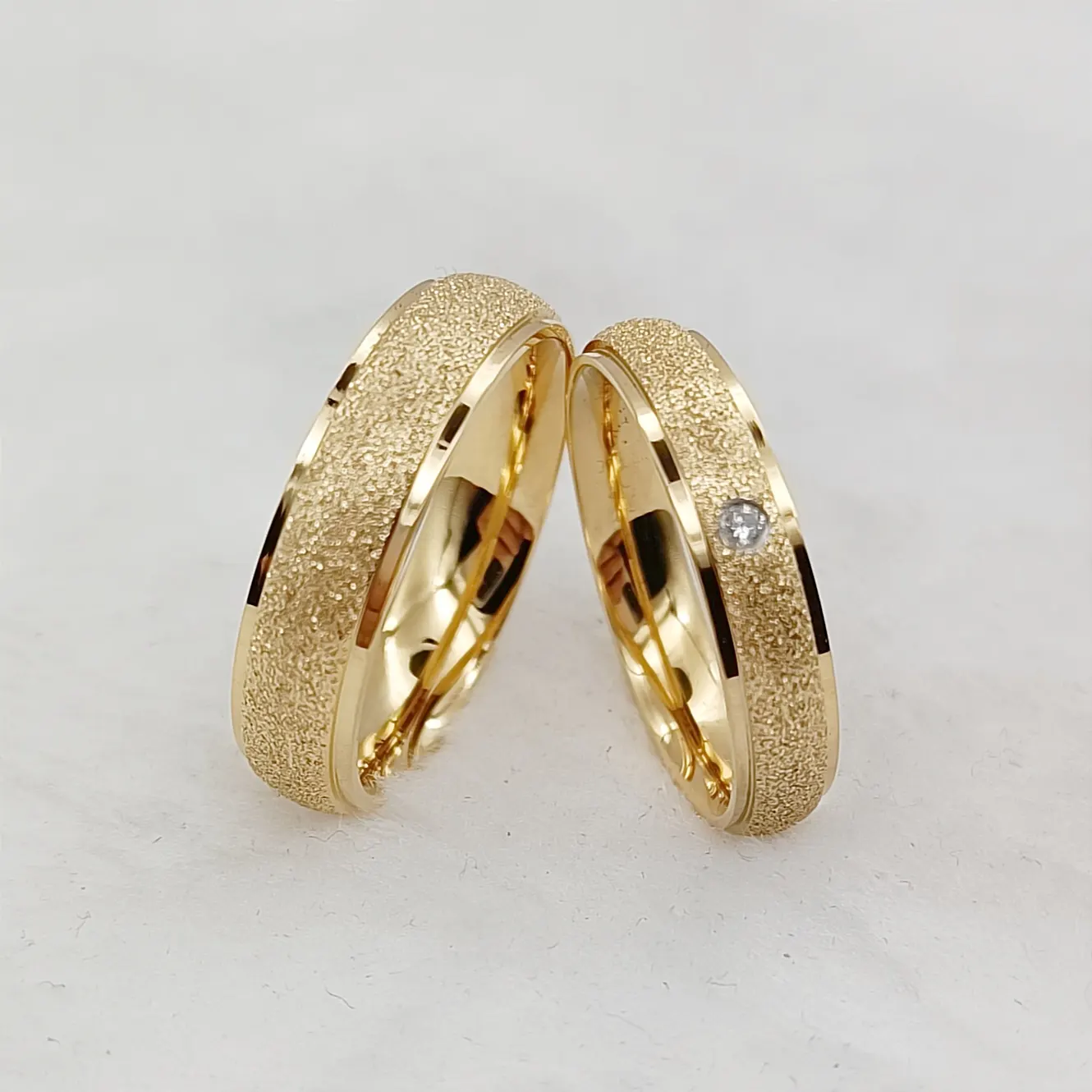 2024 nuevo diseño esmerilado 24K chapado en oro Lovers Alliance anillo de bodas joyería de acero inoxidable anillos de pareja para mujeres