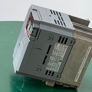 Solo trifásico 0.75kw 1.5kw 2.2kw Vfd 220V Entrada 380V Inversor de frecuencia de salida para motor de CA