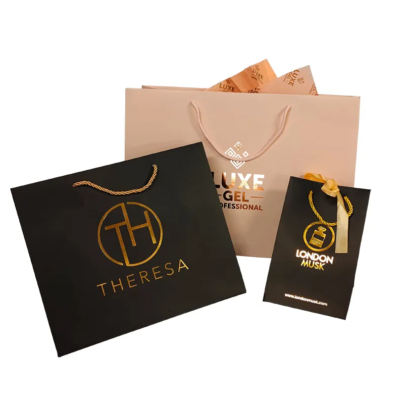 Commercio all'ingrosso personalizzato stampato famoso marchio di lusso nero abbigliamento gioielli boutique cosmetica regalo shopping sacchetti di imballaggio di carta