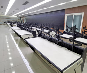 Consola de sala de control Multiconfiguración de monitor para estudio de estación de trabajo y oficina modernos - Product Image 5