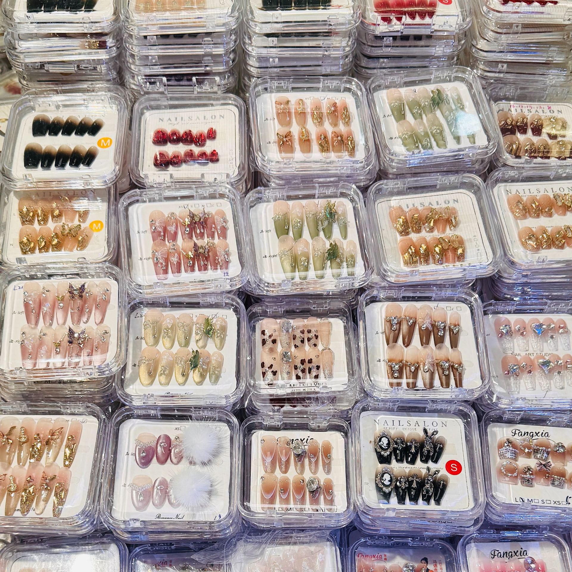 Clous aléatoires mélangés dans une boîte avec un ensemble d'outils de 3 pièces