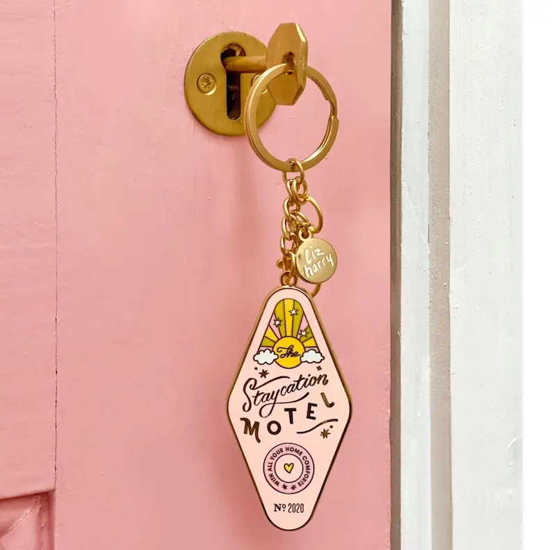 Personalisasi Staycation Motel Gantungan Kunci isolasi gantungan kunci natal pengunci hadiah lembut Enamel logam Motel gantungan kunci
