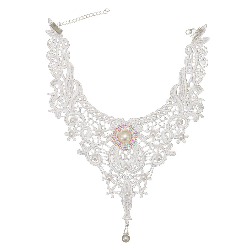 Pendentif collier en dentelle blanche avec perle