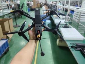 20 KM uçuş mesafesi ve GPS konumlandırma fonksiyonu ile donatılmış 2KG bir yük ile 7 inç FPV Drone - Product Image 6
