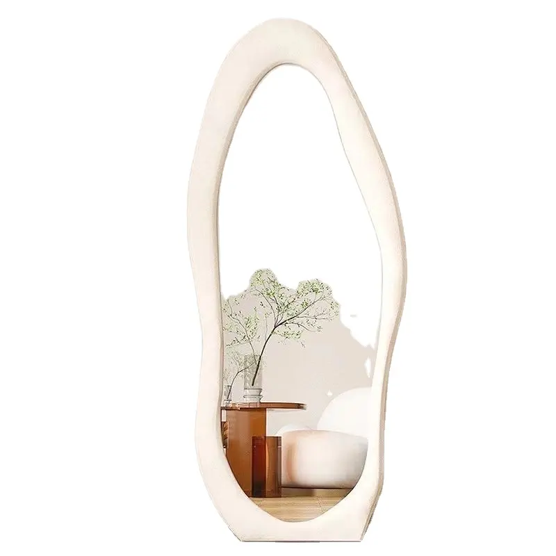 Miroir de sol irrégulier encadré en bois de velours de grande taille moderne de mode populaire pour le vestiaire