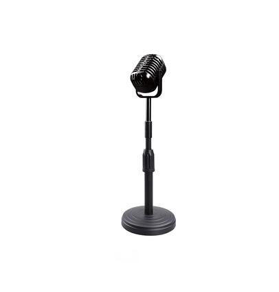 Modelo levantado en negro