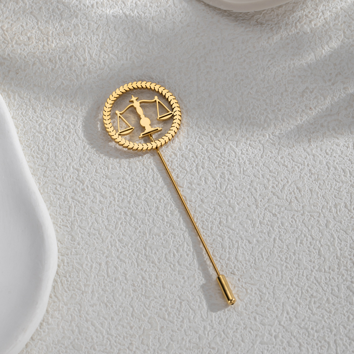broche en or