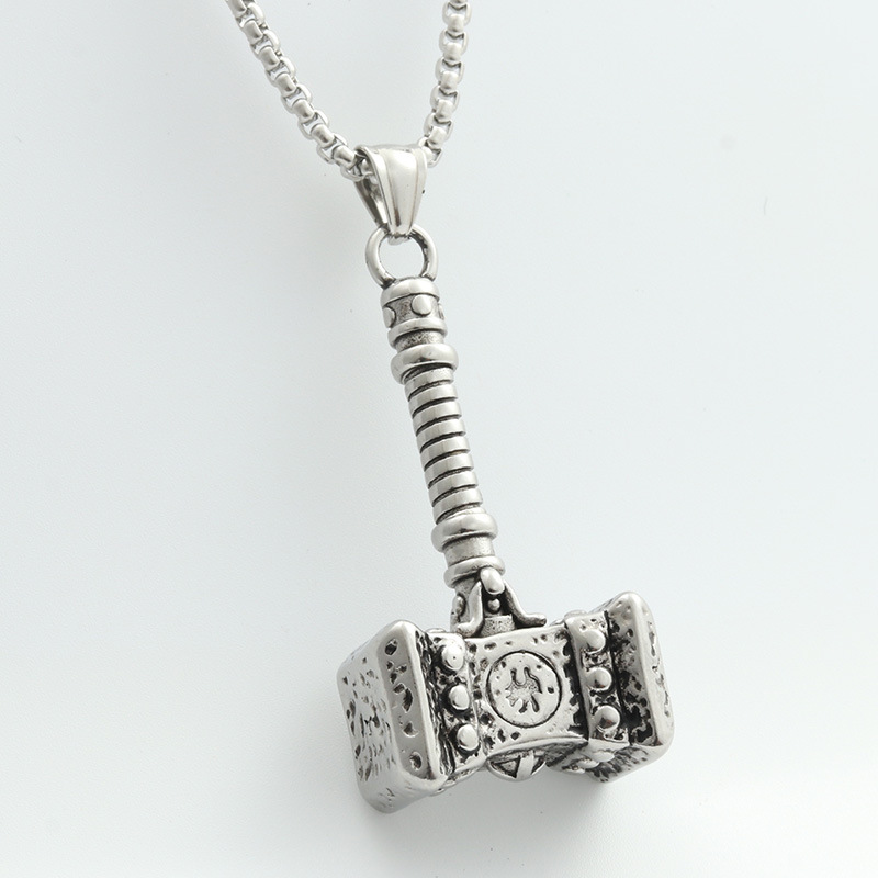 Pendentif noir (sans chaîne)