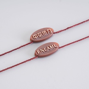 Etiqueta colgante personalizada de lujo cuerda ropa hilo sello cadena bloqueo con logotipo en relieve sello de plástico etiqueta colgante cadena