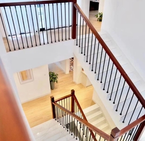 Rampe d'escalier verticale moderne avec main courante en bois pour escaliers en fer et balcon, revêtement en poudre, installation facile - Product Image 2