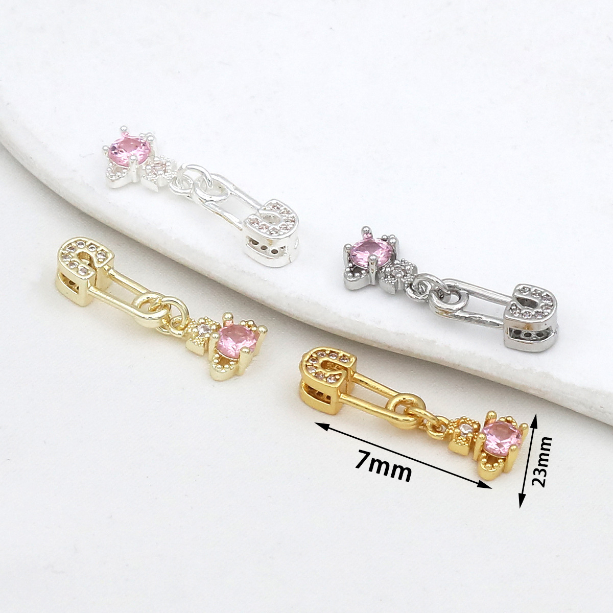 Broche Reine Elizabeth II en zircone rose, Style 2, 23mm x 7mm
