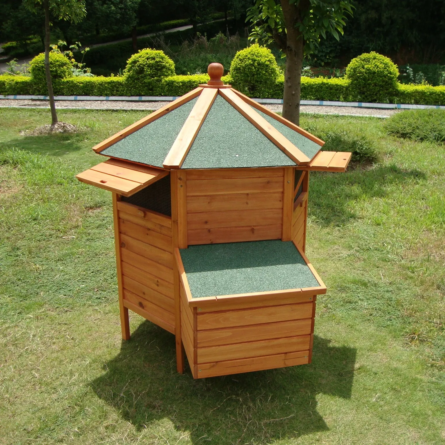 Casa de madera para pájaros/gallinero, techo cónico con tres ventanas