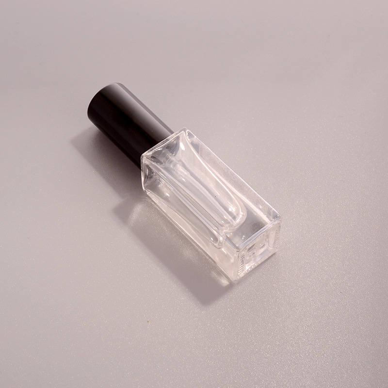 Botella de vidrio de 5 ml con pulverizador y tapa negra