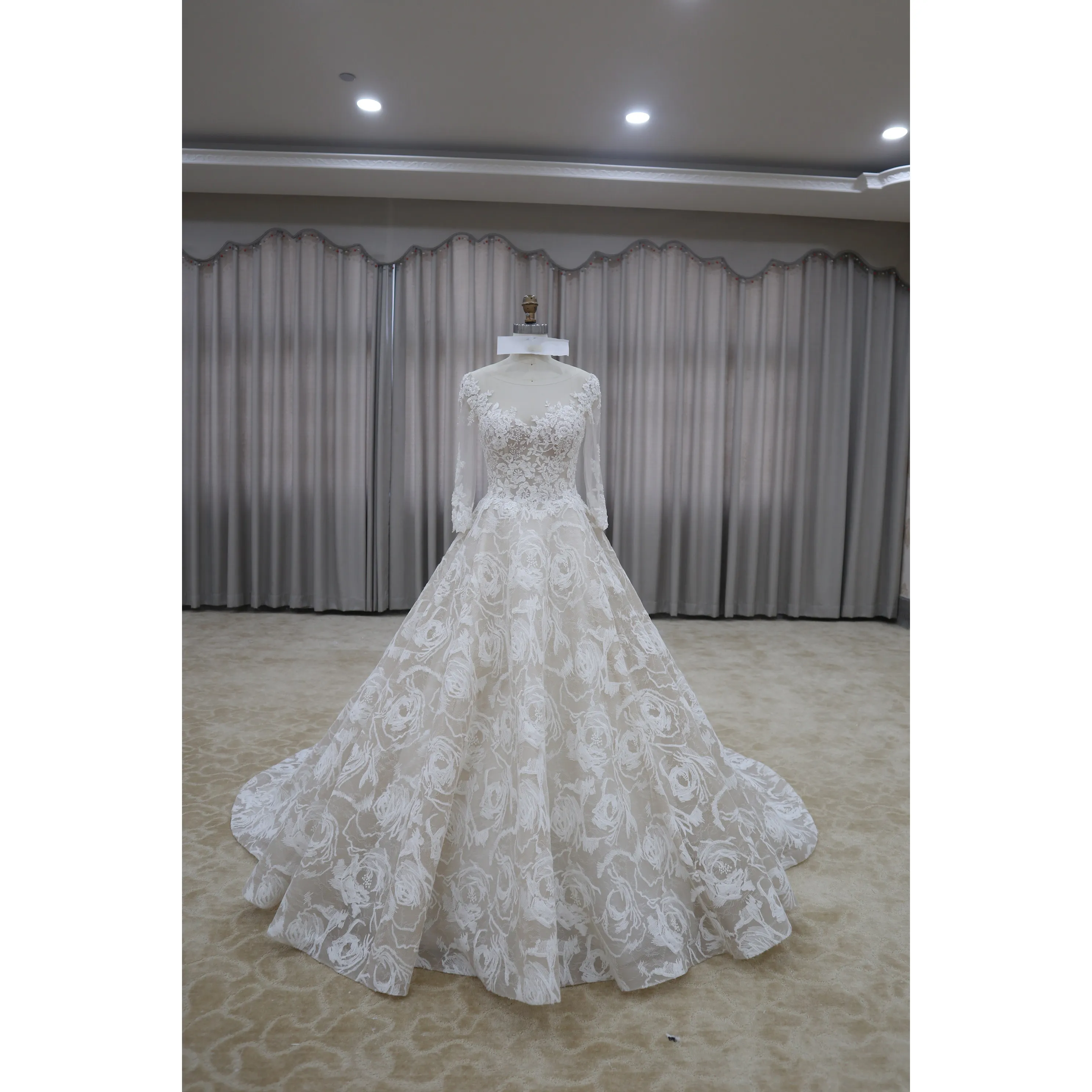 L'abito da sposa semplice in pizzo a buon mercato con rete in plastica di alta qualità