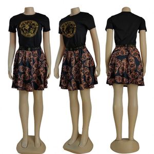 J5051Wholesale kadınlar marka giyim yaz kadın eşleşen setleri 2 parça moda kısa kollu dokuma kemer baskılı etek