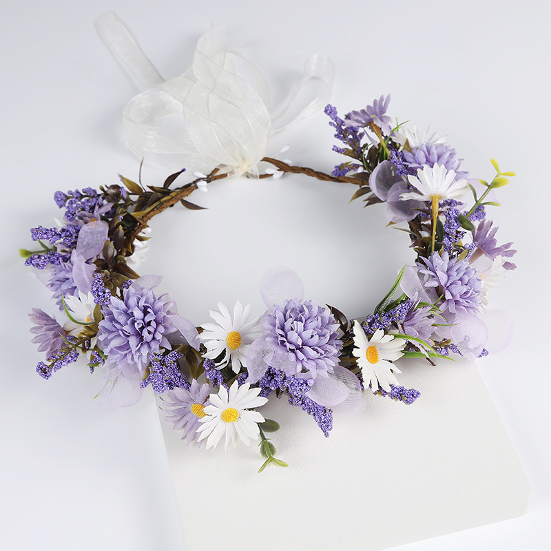 Couronne de branche en mousse avec fleur de marguerite et boule violet clair