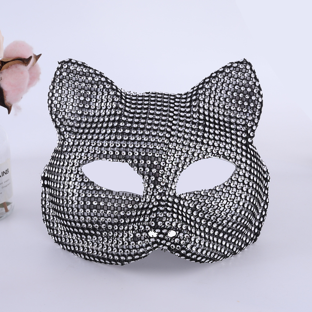 Le masque des cinq chatesses est noir.