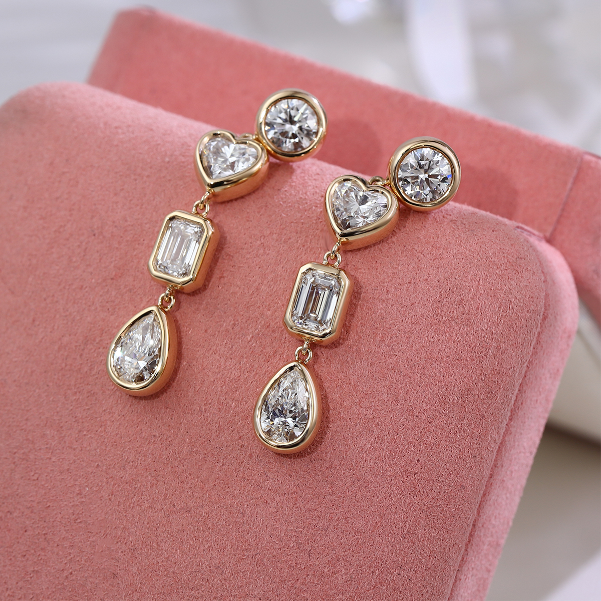 Pendiente de oro de 10 quilates con diamante de laboratorio.