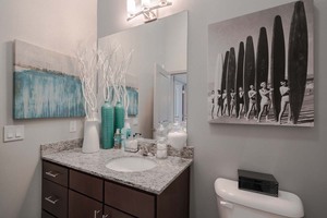 Tủ bếp thiết kế gỗ tro sang trọng với bản lề mềm & quầy thạch anh-Căn hộ công viên Azul baldwin - Product Image 2