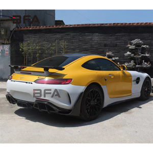 בשימוש בשדרוג ammcedes-benz amg g gts gtc כדי להחליף את סיבי הפחמן הקדמי ואת ערכת הגוף החצאית בצד שמאל