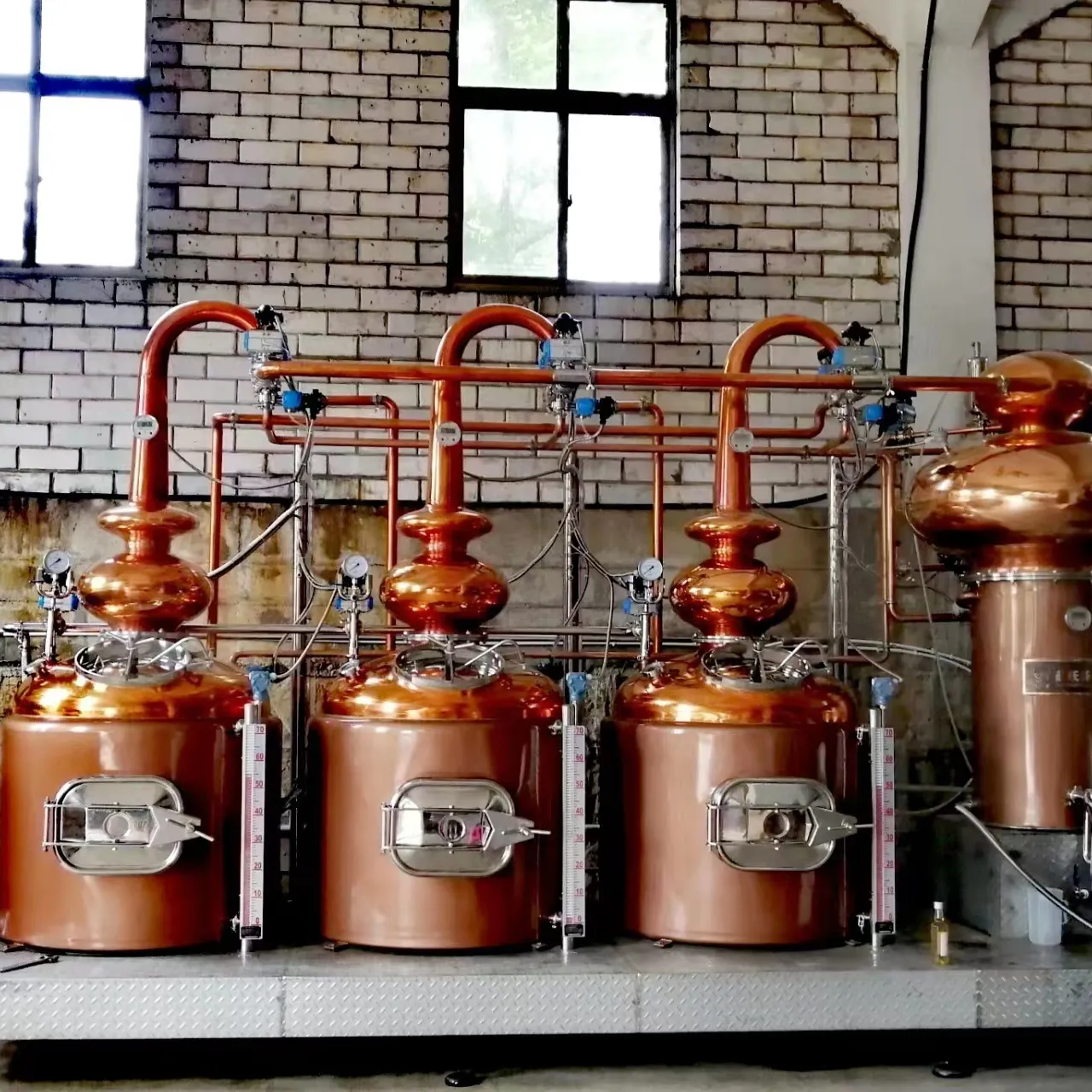Colonna di riflusso di rame commerciale personalizzata ancora distillatore di alcol produzione in fabbrica distillatore a tre pentole personalizzato di Brandy