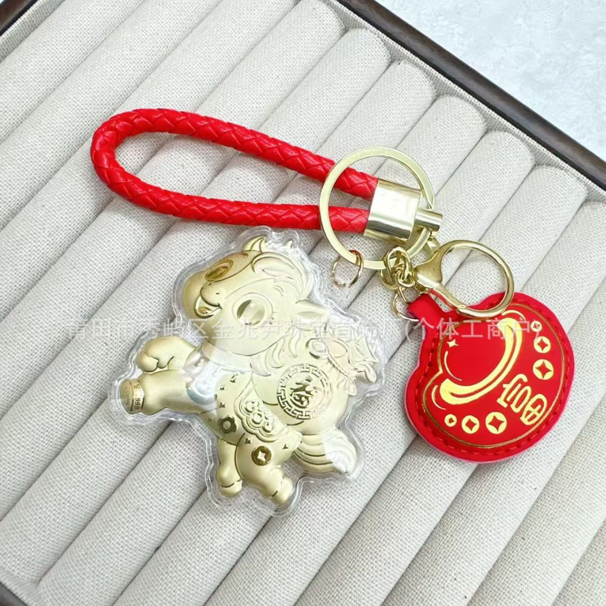 Bénédiction à cheval + cordon rouge.