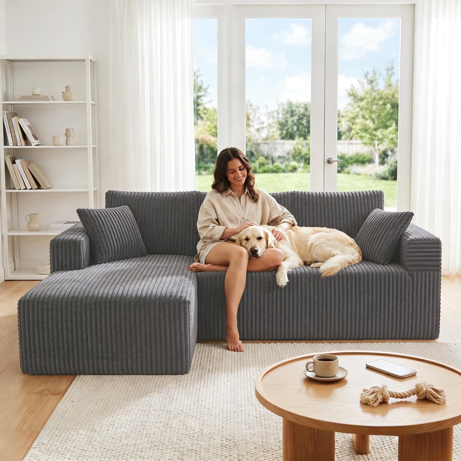 Chaise grise orientée vers la gauche