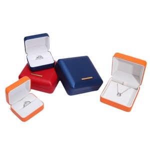 पु सोने के गहने पैकेजिंग बॉक्स आयरन भ्रूण रिंग नेकलेस ब्रेसलेट आयरन - Product Image 1