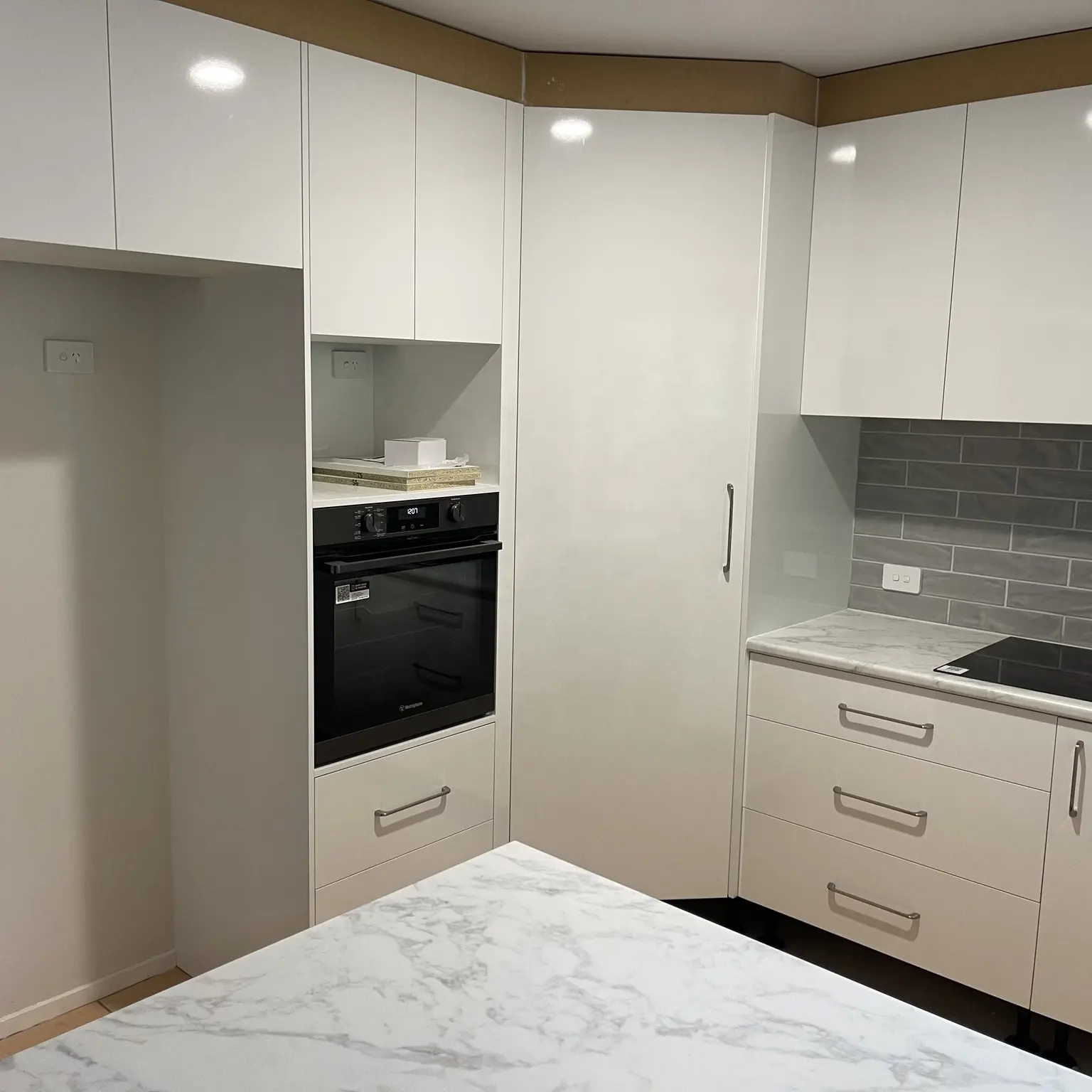 Offre Spéciale Armoire de cuisine à bas prix appartement idée de cuisine armoire blanche avec îlot