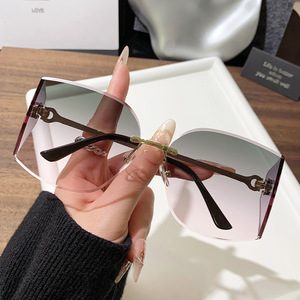 Bán buôn Chất lượng cao Séc thiết kế cho phụ nữ UV400 không có vành Sunglasses với PC khung xu hướng thời trang Kính mặt trời - Product Image 6