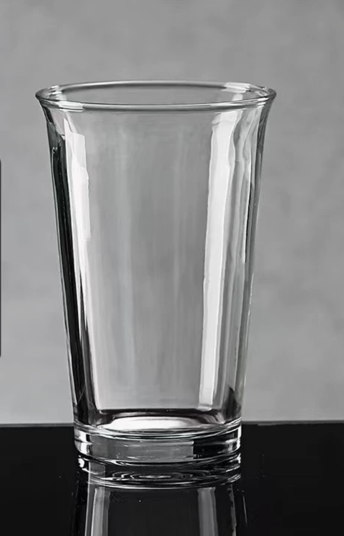 Grande tasse en verre transparent