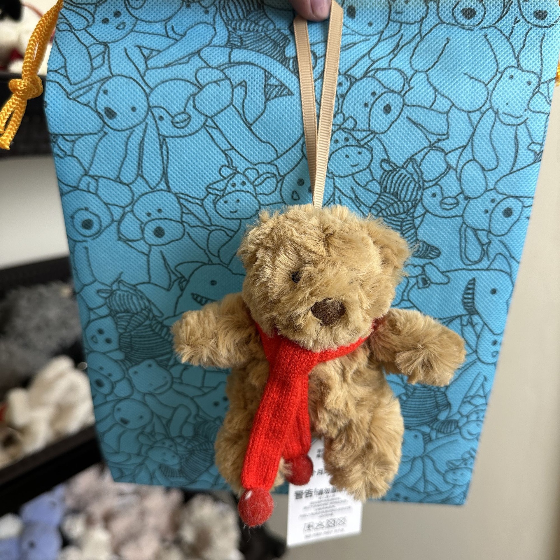 Pendentif ours écharpe-9-11cm sac poussière avec étiquette